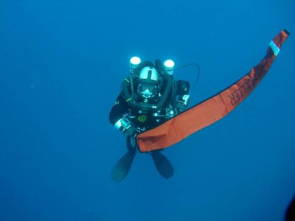 Eric_Stadtmueller_deploys_a_Surface_Marker_Bouy